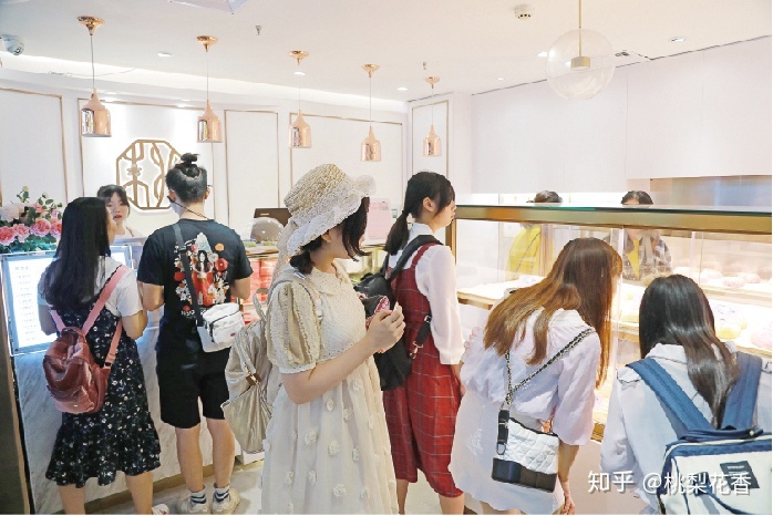 奶茶加盟店装修5万值吗_装修效果图大全2015奶茶墙纸图片_奶茶店装修