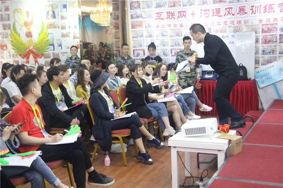 炒鸡店门头装修店内图_服装店装修_淘宝导航店招店标装修素材psd