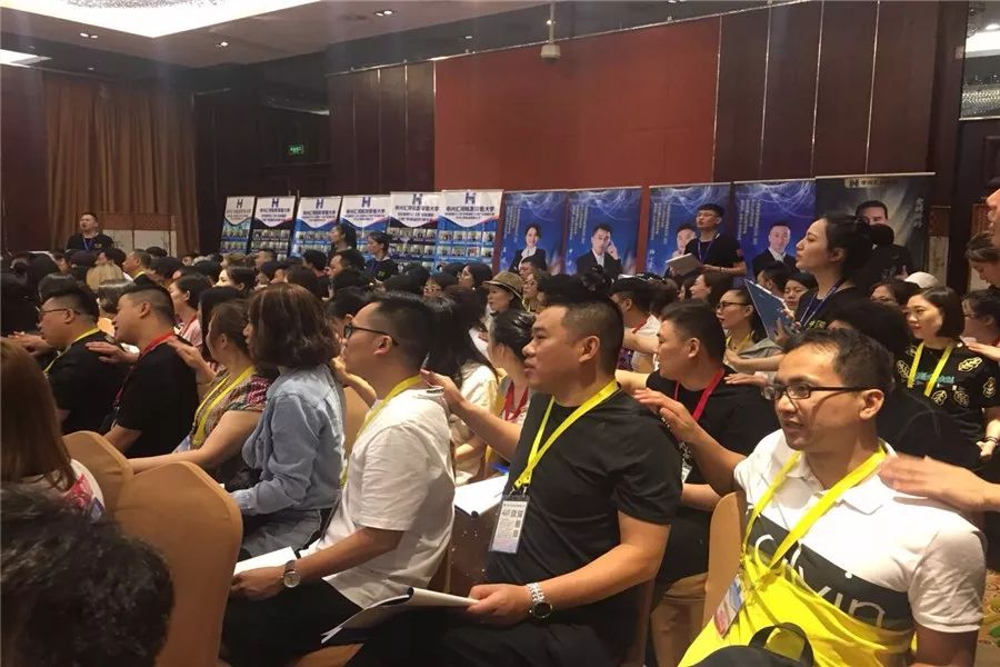 淘宝服装店铺装修图片_服装店装修_高级服装定制店装修效果图