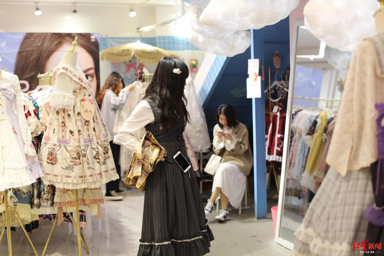 服装店装修费用_服装订做店装修图片_高级服装定制店装修效果图