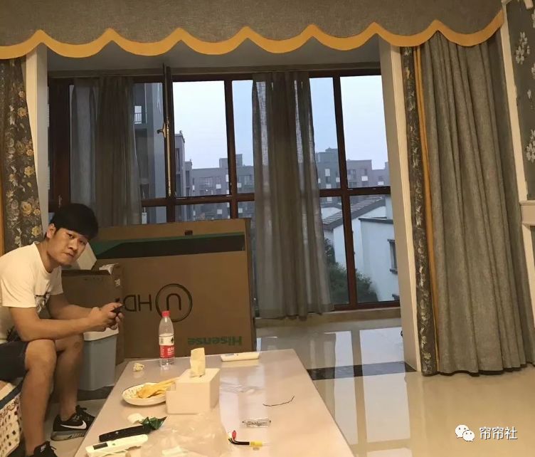 小窗帘店装修效果图_浅色调装修效果窗帘_窗帘店装修效果图