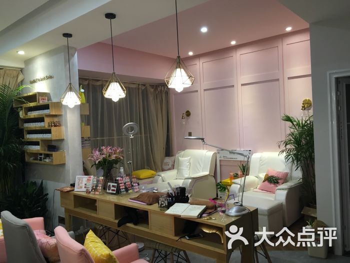 上海市发匠美发沙龙采用现代风格发廊设计案例图1