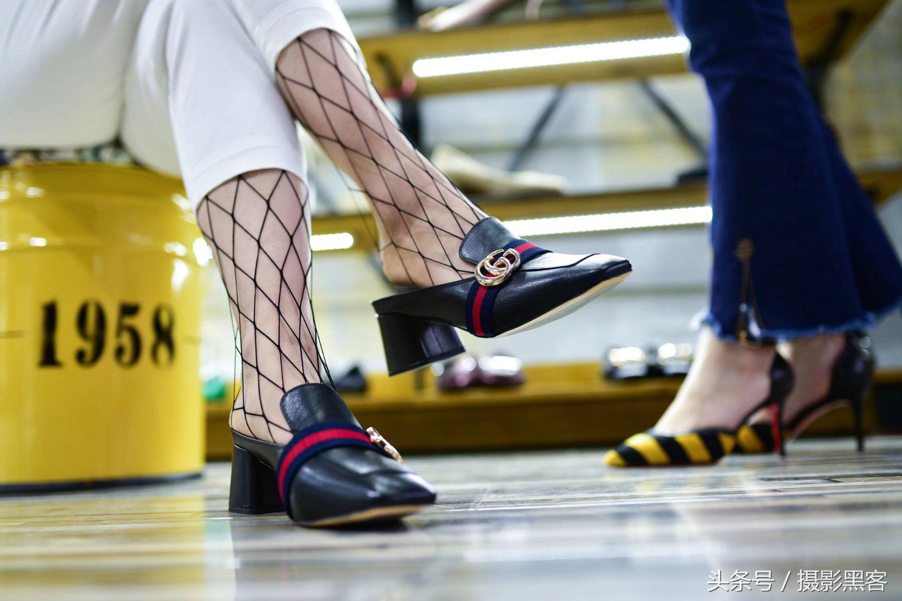 鞋店装修效果图_书房装修效果简约图_鞋店装修效果图