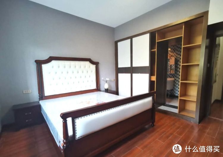 136㎡错层大四房，优雅的新中式装修，衣柜里面装厕所，谁见过？