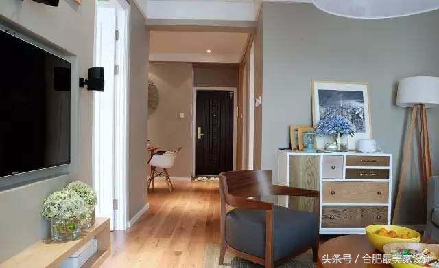 现代简约的新家装修的很漂亮，卧室的衣柜旁边打了书桌，非常实用