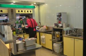 奶茶店吧台装修风格,奶茶吧台装修案例效果图,珍珠奶茶吧台,奶茶吧台桌,小型奶茶店面装修设计奶茶店12.jpg