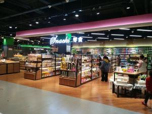 超市装修案例,超市过道,超市零食区摆放设计，0149345ca5520da801208f8bcc9d31.jpg