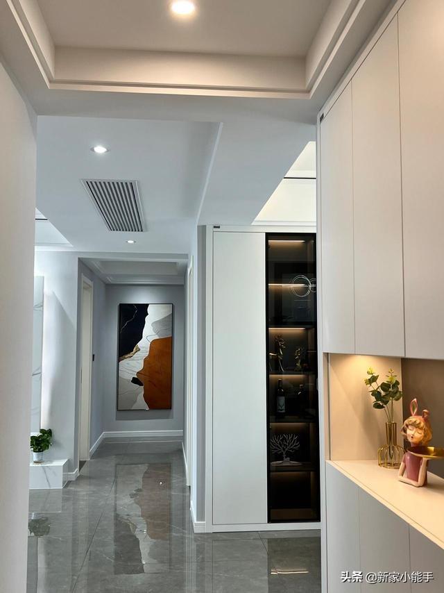 新房装修完工，全屋定制柜子很喜欢，悬空电视墙显得很大气