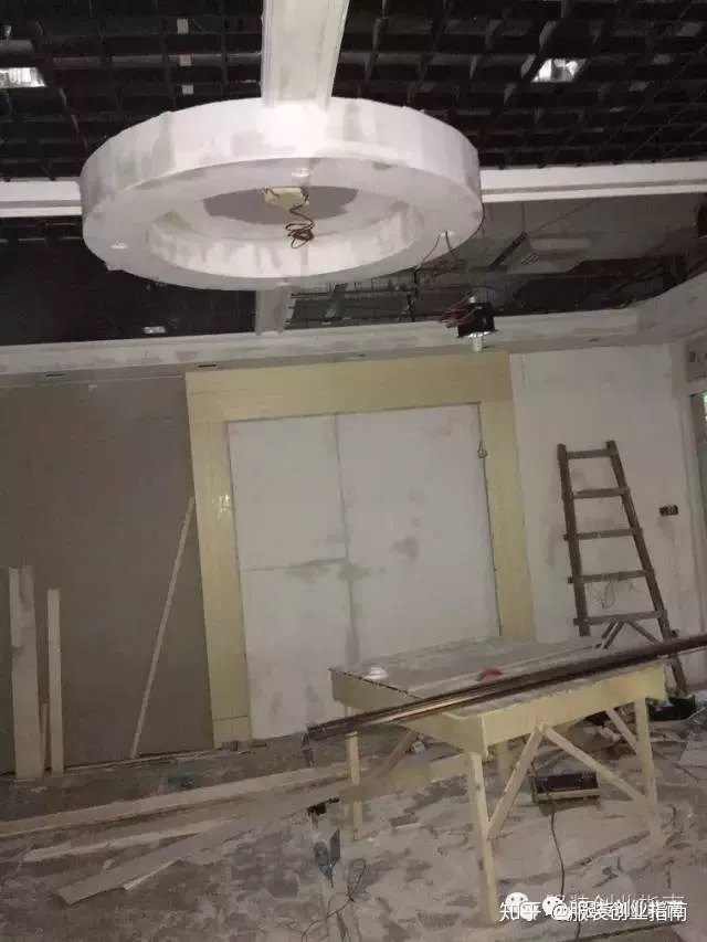 炒鸡店门头装修店内图_服装淘宝店装修素材_服装店装修