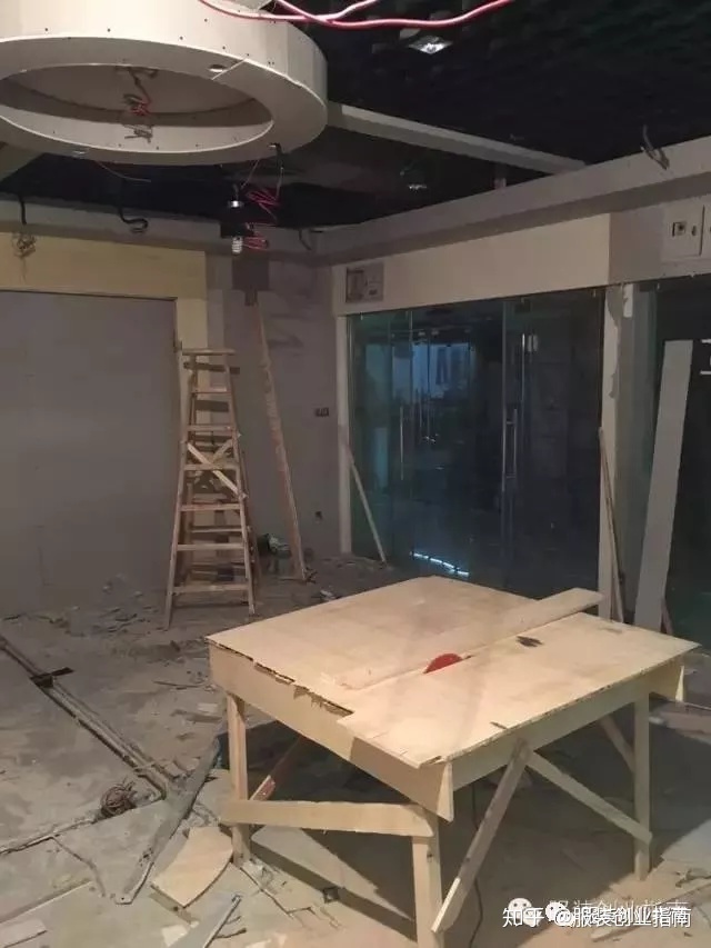 服装淘宝店装修素材_炒鸡店门头装修店内图_服装店装修