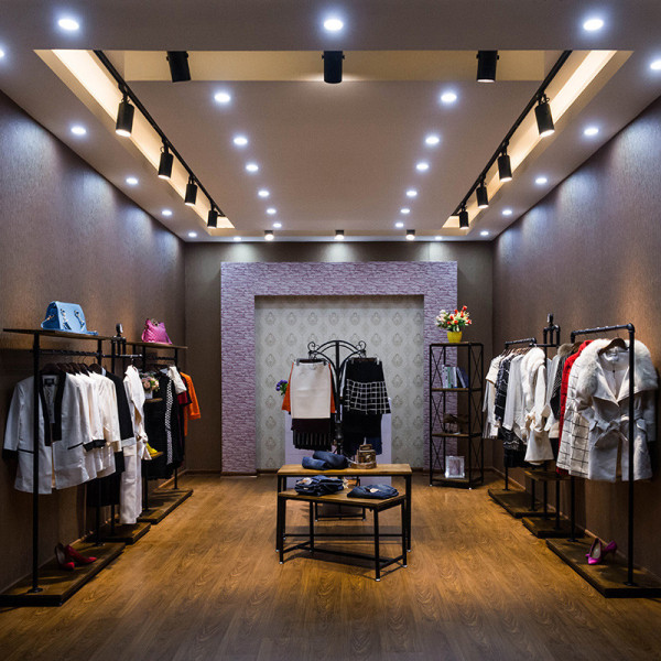 服装定制店怎么装修_劲霸天猫旗舰店服装跟实体店的服装是一样的吗_服装店装修