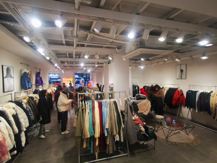 服装店铺装修_40平服装店铺装修_服装店铺装修