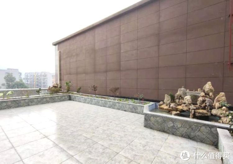 挤破头买了这套100㎡小三房，送超大平台花园，比房子大了一倍